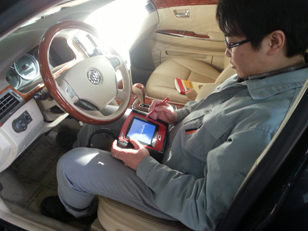 -利用检测仪检查故障码.jpg