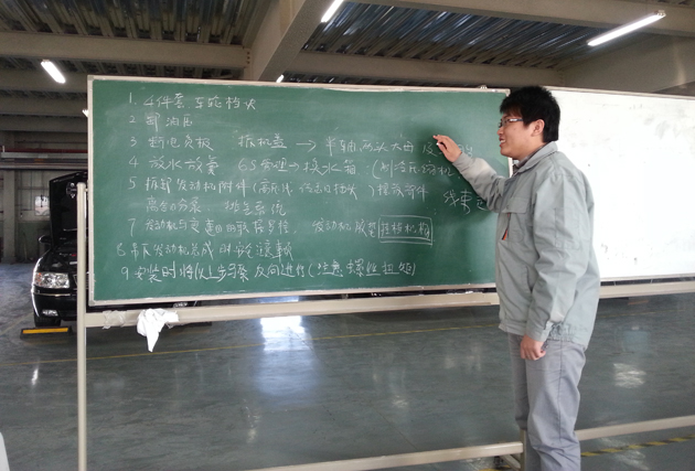 -为学生讲解发动机抬下注意事项.jpg