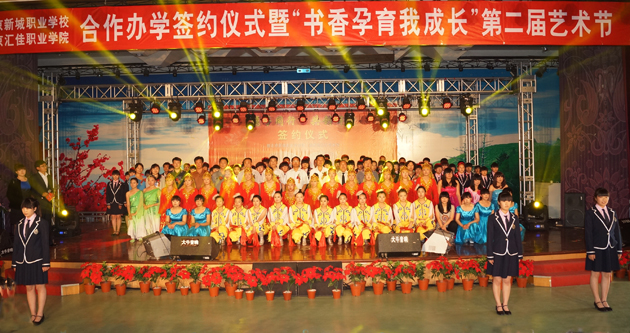 -10.领导与演员合影留念.jpg