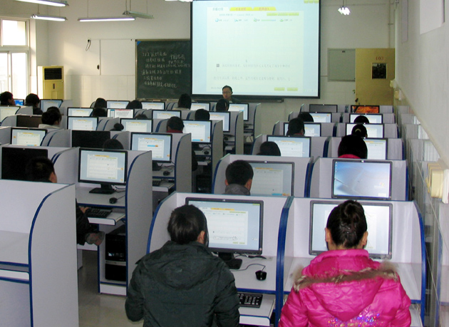 电子商务机房.jpg